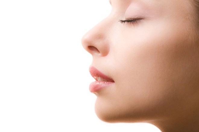 Nâng mũi uống nước dừa được không