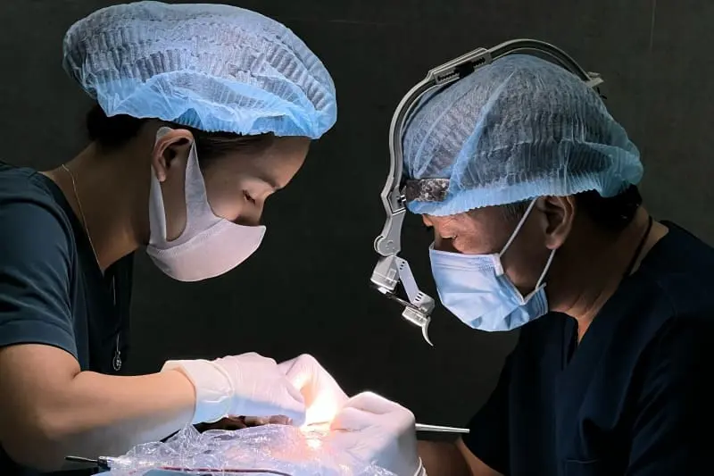 Nên cắt mí mắt hay nâng cung chân mày