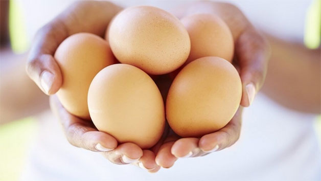Cắt mí mắt có nên ăn trứng gà không ?