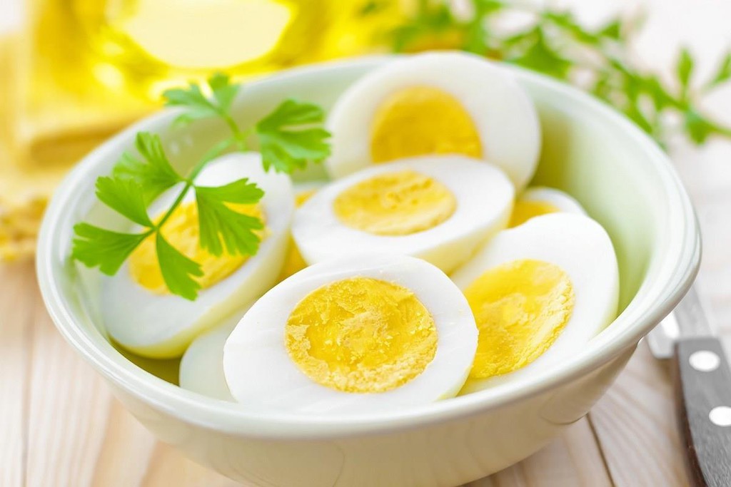 Cắt mí mắt có nên ăn trứng gà không ?