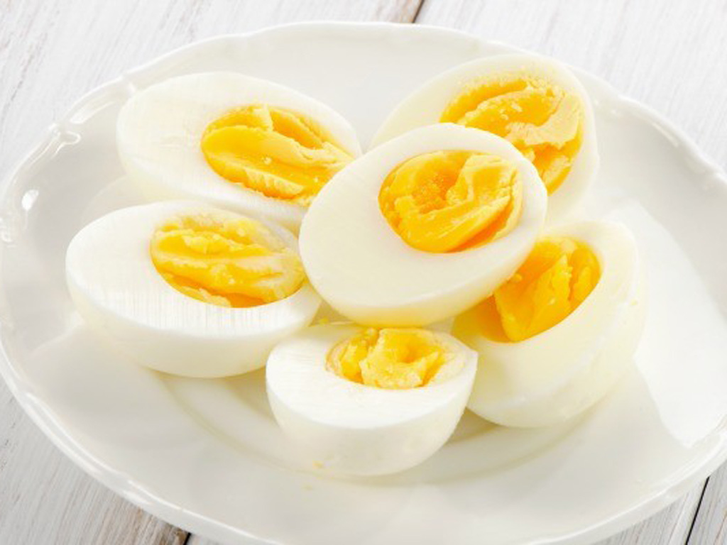 Cắt mí mắt có nên ăn trứng gà không ?